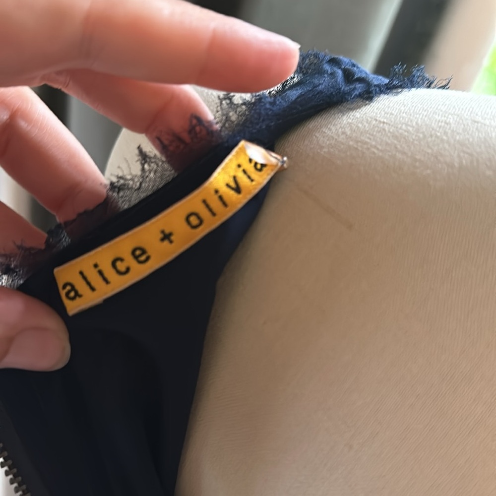 Alice + Olivia 100% Silk dress navy size small. - Picture 10 of 12